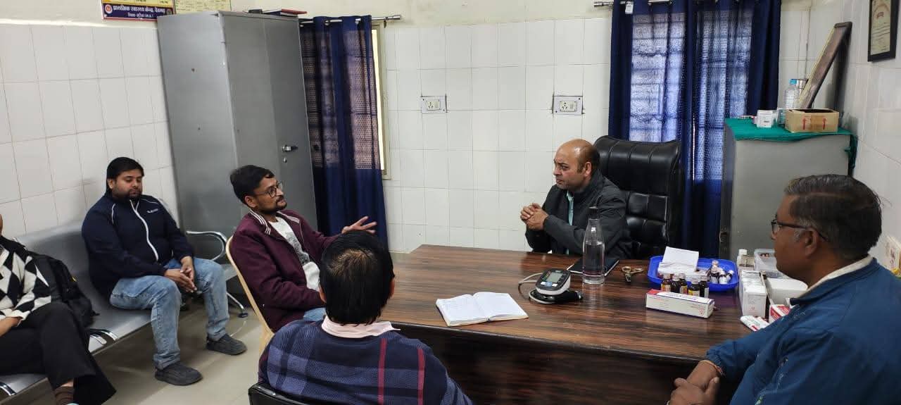 बीएमओ पहुंचे सुमावली और देवगढ़ अस्पताल, न तो डॉक्टर मिले ड्यूटी पर, न ही कर्मचारी