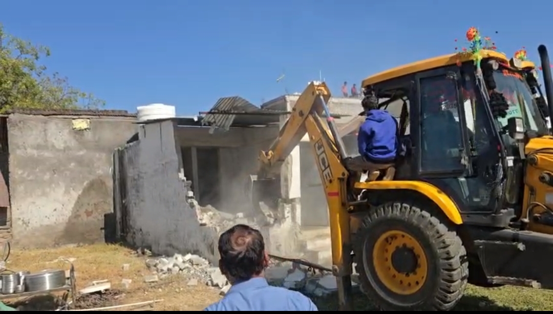 वक्फ का दावा निकला झूठ, प्रशासन ने शासकीय भूमि को कराया मुक्त सिहाड़ा में सामुदायिक भवन में चल रहा मदरसा व दुकानों का अतिक्रमण हटाया गया