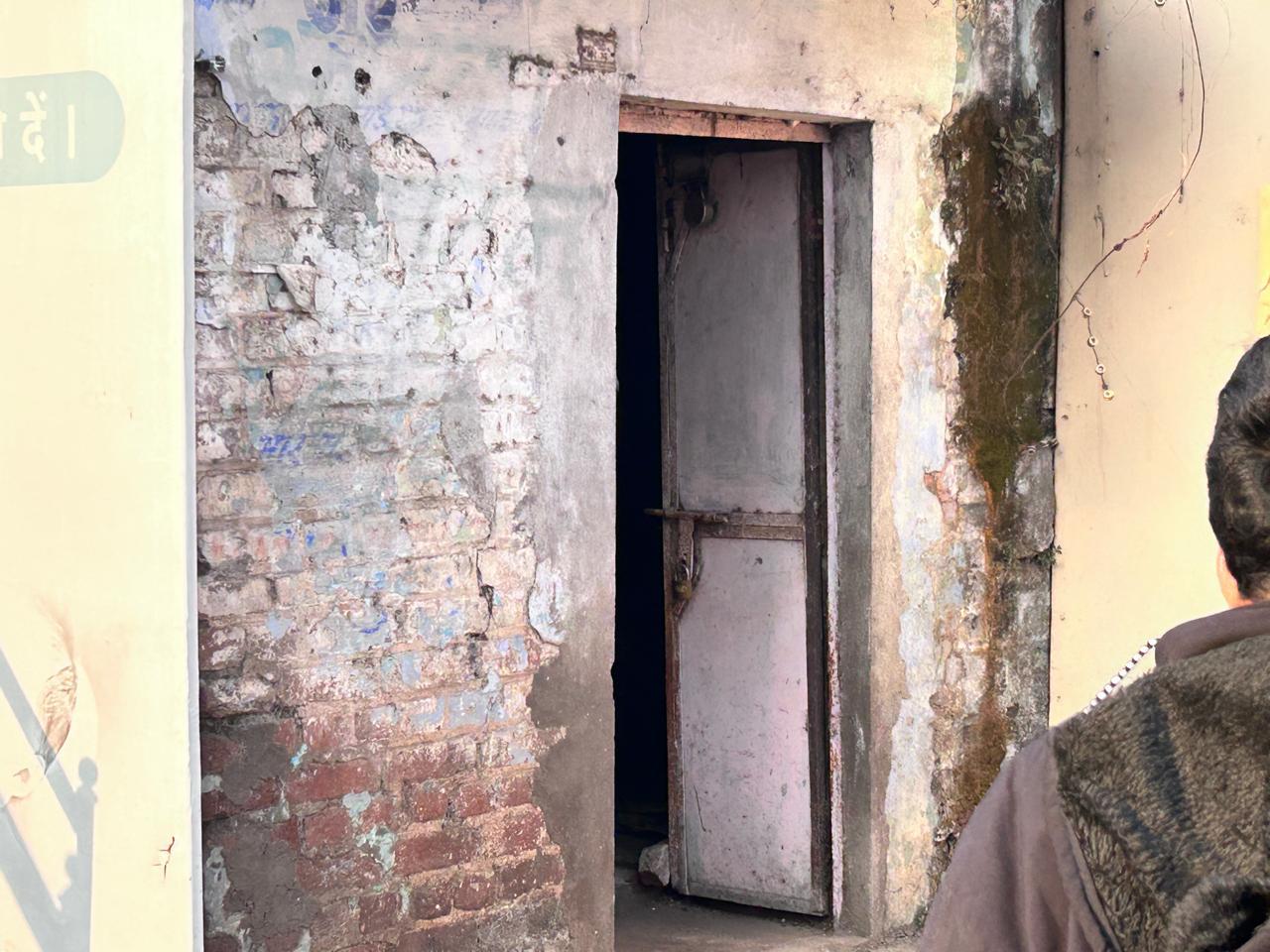 नगर निगम की नाका उपयोग वाली खोली पर अवैध कब्जा, झटका मटन दुकान फिर चर्चा में