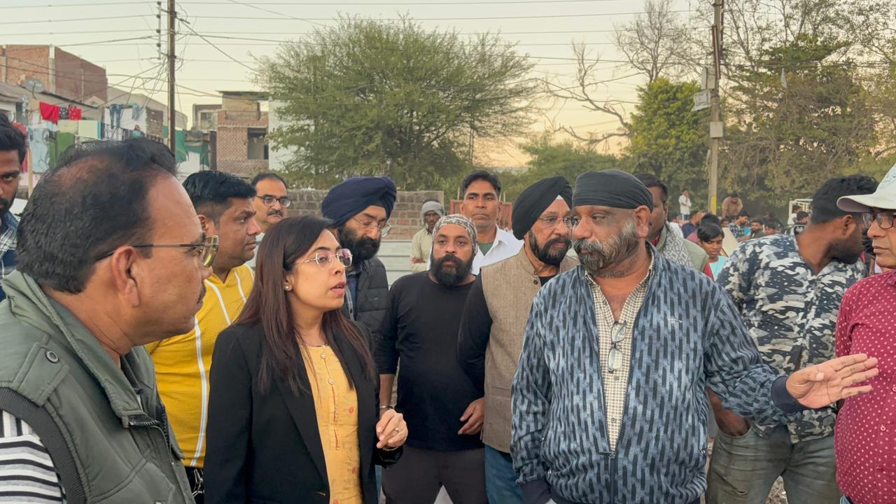 ताश के पत्तों जैसी ढही तीन मंज़िला इमारत — नाक के नीचे खुदाई, ऊपर से जवाबदेही गायब