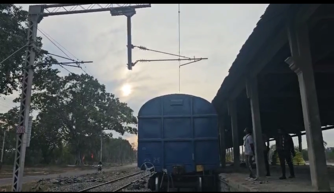 सोशल मीडिया और सुरक्षा की हकीकत रील के शौक में रेल पर चढ़ा नाबालिग, करंट से झुलसा