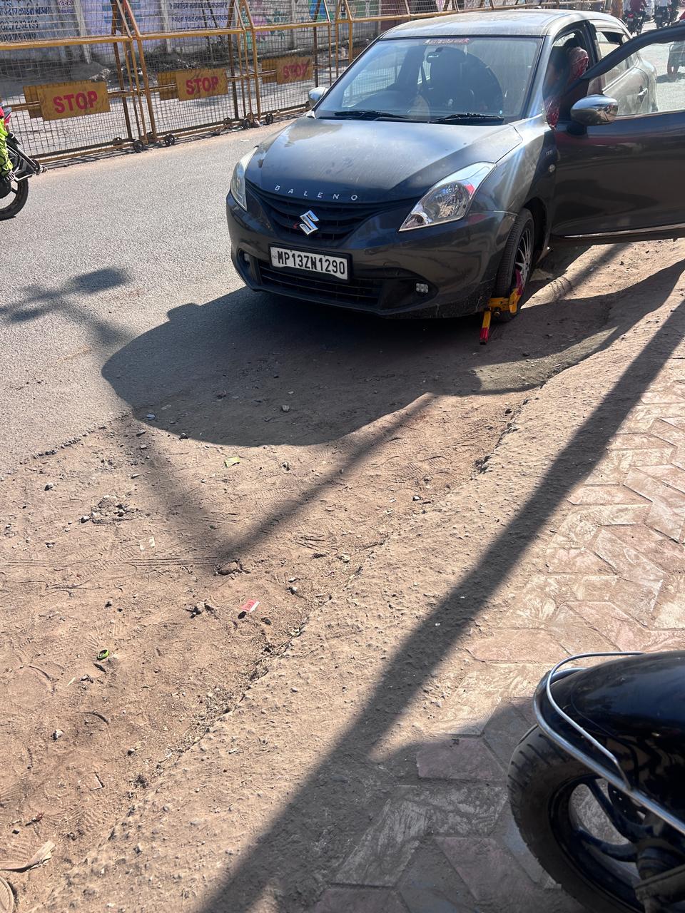 यातायात संभालता रहा जवान, गर्भवती महिला घूमती रही शहर खंडवा की पार्किंग व्यवस्था में इंसानियत ‘नो पार्किंग’ में खड़ी मिली