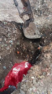 कचरे के ढेर में गौ माता का संस्कार! खंडवा में जेसीबी से निभाई गई आस्था,