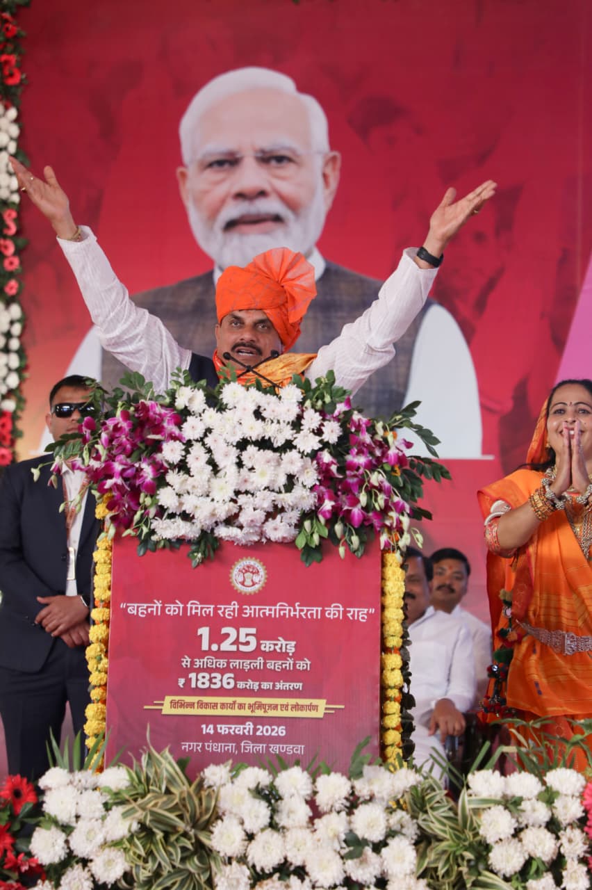 पंधाना में रोशनी, रिमोट और राजनीति – 33वीं किस्त का महाउत्सव खंडवा के पंधाना की मंडी प्रांगण में ऐसा दृश्य था मानो विकास खुद स्टेज पर चढ़कर सेल्फी ले रहा हो। “लाड़ली बहना” सम्मेलन में भीड़, बैंड-बाजा और बटन—तीनों का अनोखा संगम देखने को मिला।