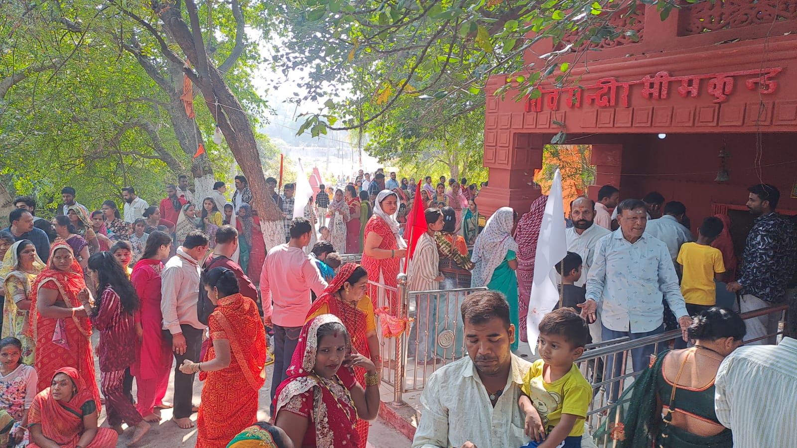 भीमकुंड पर हजारों श्रद्धालुओं ने किया दर्शन और फलाहारी प्रसादी ग्रहण