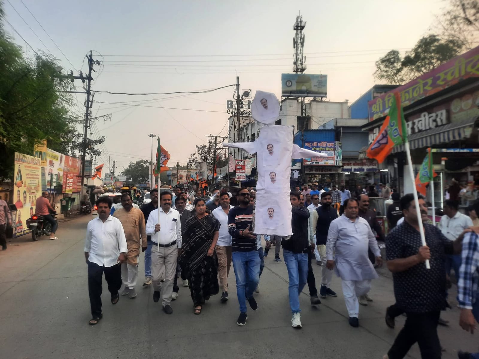 भारतीय जनता पार्टी युवा मोर्चा का उग्र प्रदर्शन कांग्रेस कार्यालय के सामने राहुल गांधी का पुतला दहन, राष्ट्र से माफी की मांग