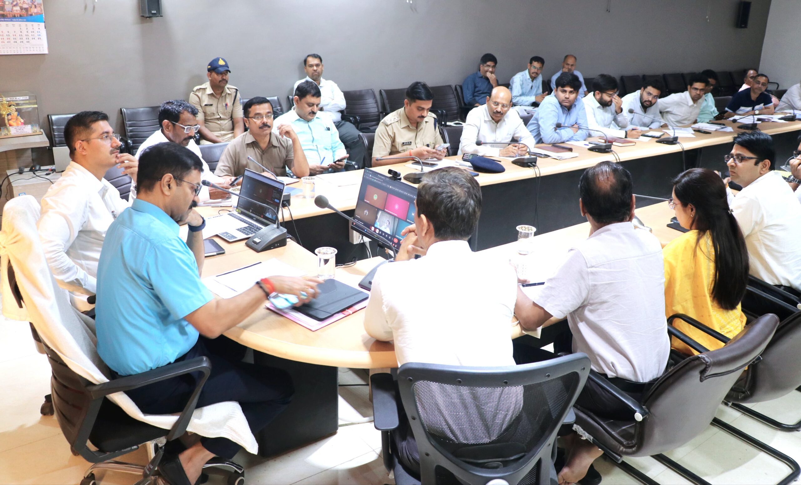 खंडवा प्रशासन एक्शन मोड में: सिस्टम अपडेट के बीच ‘इनबिल्ट वायरस’ की चुनौती