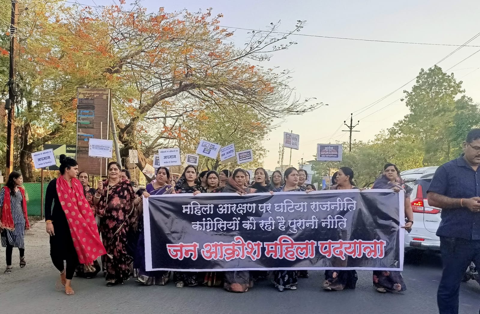 खंडवा में ‘शक्ति प्रदर्शन’ या ‘सिस्टम का खेल’? काली साड़ी रैली के पीछे क्या है राज!